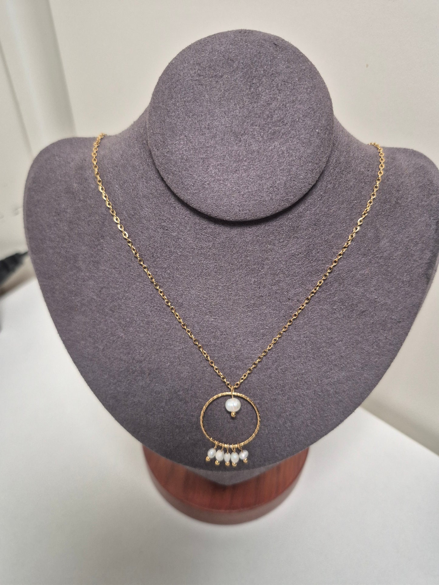 Collier cercle doré et perles – Acier inoxydable