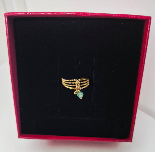 Bague dorée perle verte
