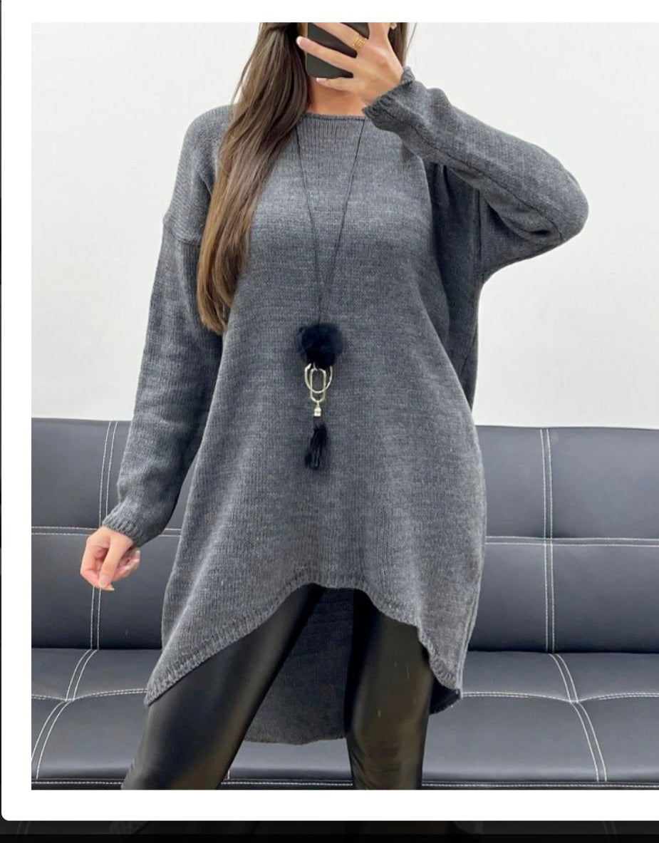 Pull long oversize asymétrique et son collier