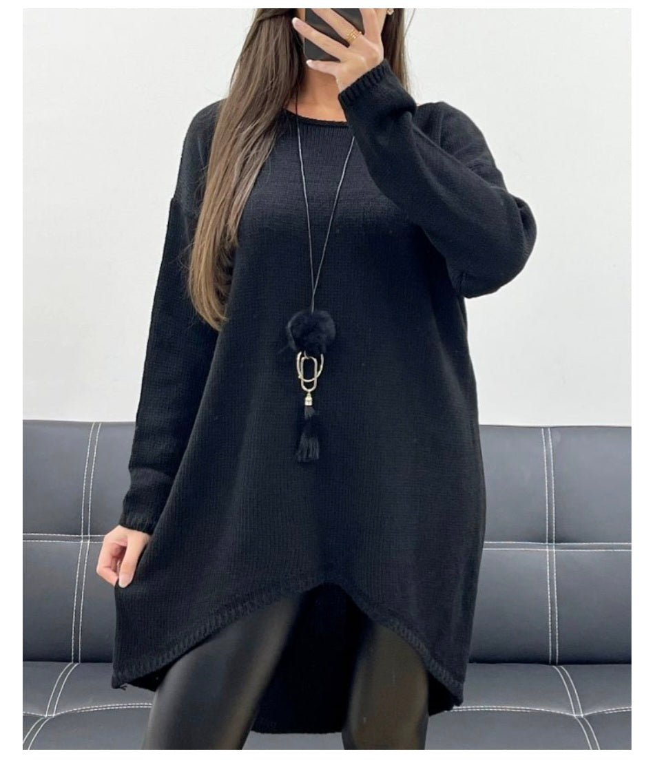 Pull long oversize asymétrique et son collier